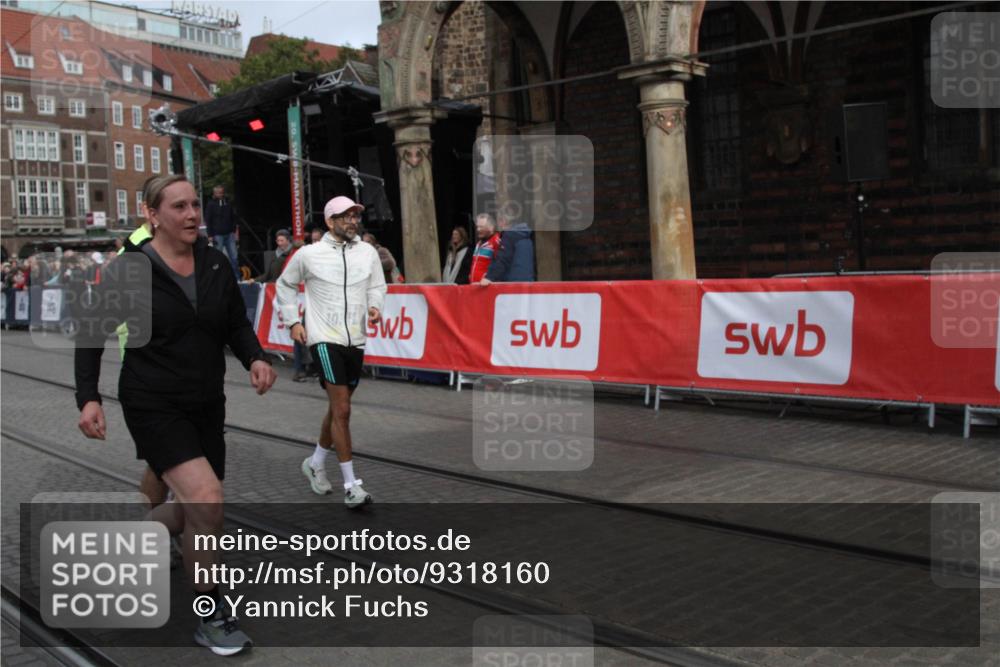 05.10.2025 - 20. swb-Marathon Bremen Yannick Fuchs http://msf.ph/oto/9318160 05.10.2025 11:17:46 Ziel 9869, 10312, 10465 meine-sportfotos.de