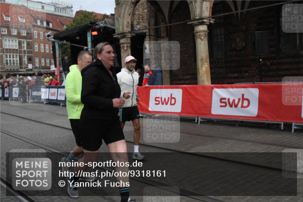 05.10.2025 - 20. swb-Marathon Bremen Yannick Fuchs http://msf.ph/oto/9318161 05.10.2025 11:17:47 Ziel 9869, 10312, 10465 meine-sportfotos.de