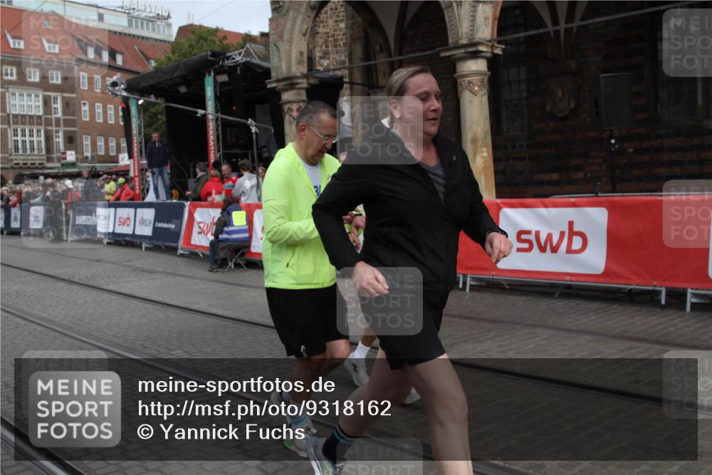 05.10.2025 - 20. swb-Marathon Bremen Yannick Fuchs http://msf.ph/oto/9318162 05.10.2025 11:17:47 Ziel 9869, 10312, 10465 meine-sportfotos.de