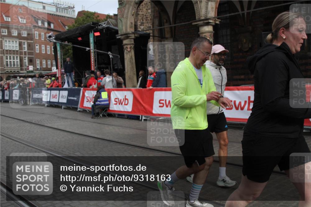 05.10.2025 - 20. swb-Marathon Bremen Yannick Fuchs http://msf.ph/oto/9318163 05.10.2025 11:17:47 Ziel 9869, 10312, 10465 meine-sportfotos.de
