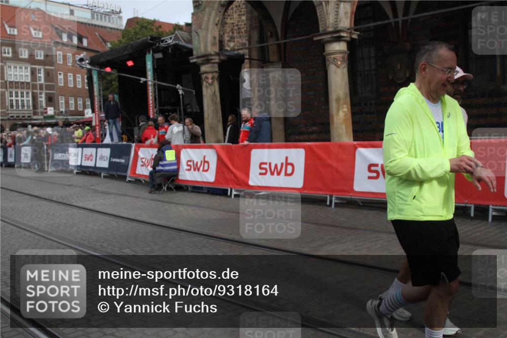 05.10.2025 - 20. swb-Marathon Bremen Yannick Fuchs http://msf.ph/oto/9318164 05.10.2025 11:17:48 Ziel 9869, 10312, 10465 meine-sportfotos.de