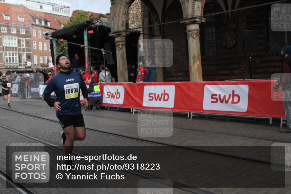 05.10.2025 - 20. swb-Marathon Bremen Yannick Fuchs http://msf.ph/oto/9318223 05.10.2025 11:18:08 Ziel 10808, 11082 meine-sportfotos.de