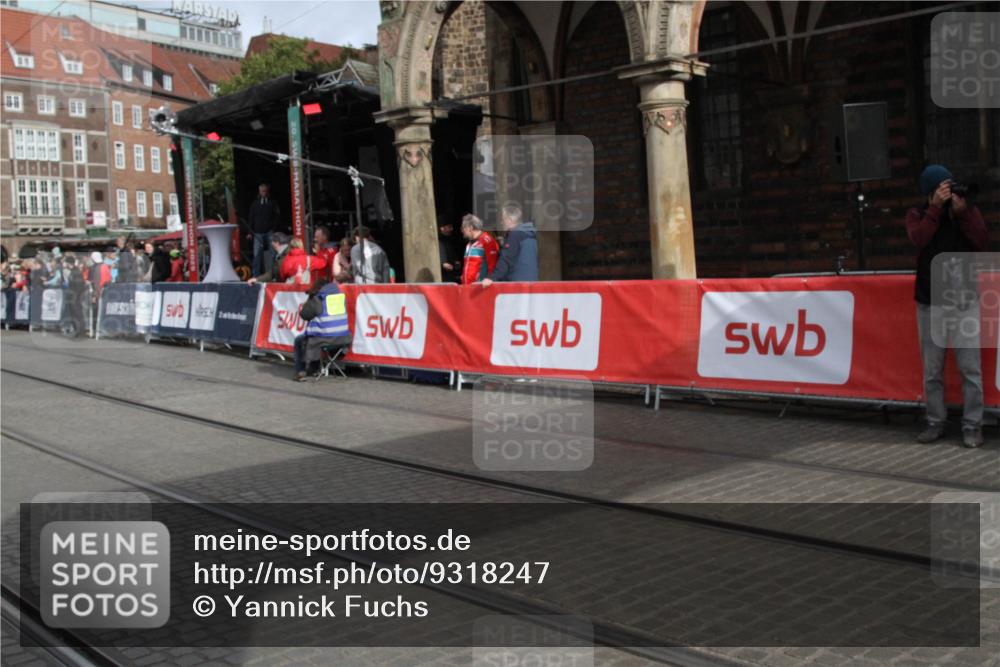 05.10.2025 - 20. swb-Marathon Bremen Yannick Fuchs http://msf.ph/oto/9318247 05.10.2025 11:18:16 Ziel 9465, 9477, 10575 meine-sportfotos.de