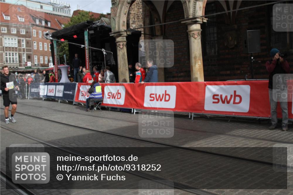 05.10.2025 - 20. swb-Marathon Bremen Yannick Fuchs http://msf.ph/oto/9318252 05.10.2025 11:18:18 Ziel 9465, 9477, 10575 meine-sportfotos.de