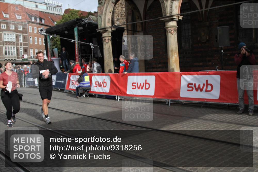 05.10.2025 - 20. swb-Marathon Bremen Yannick Fuchs http://msf.ph/oto/9318256 05.10.2025 11:18:19 Ziel 9348, 9465, 9477, 10575, 10994 meine-sportfotos.de