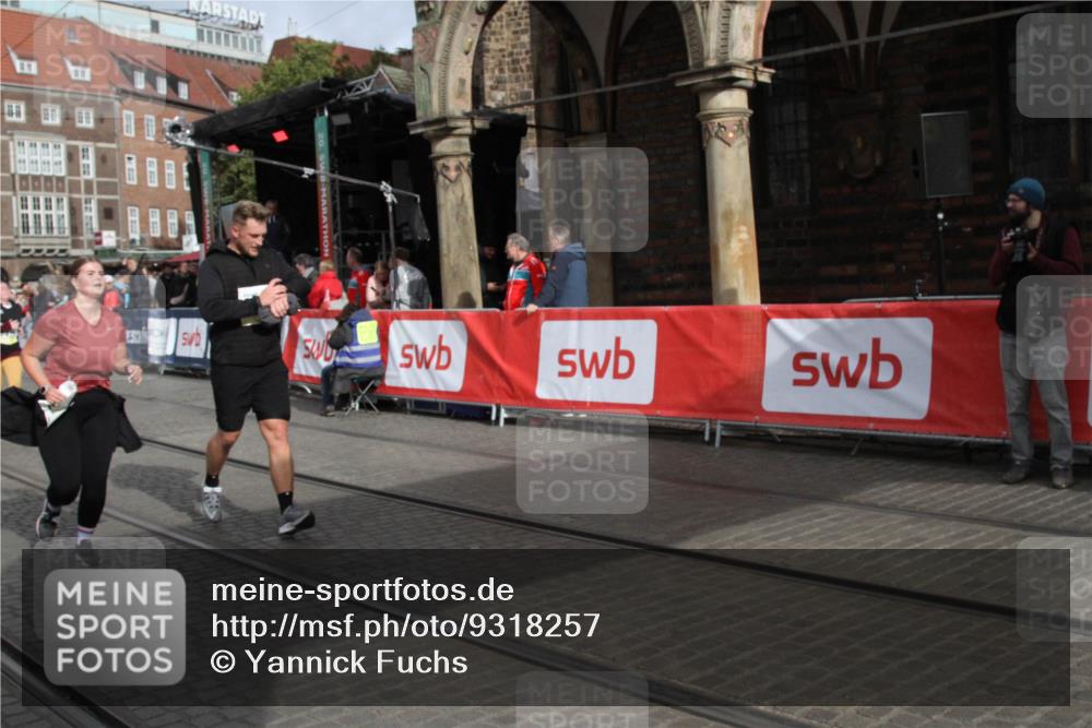 05.10.2025 - 20. swb-Marathon Bremen Yannick Fuchs http://msf.ph/oto/9318257 05.10.2025 11:18:19 Ziel 9348, 9465, 9477, 10575, 10994 meine-sportfotos.de