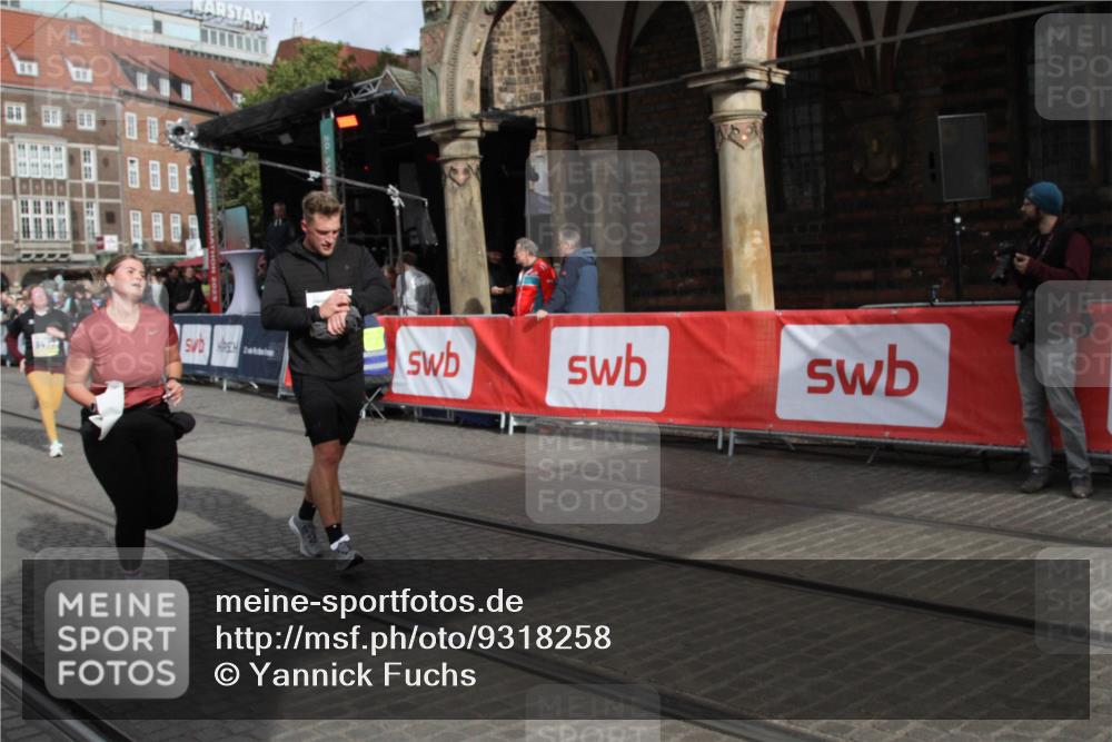 05.10.2025 - 20. swb-Marathon Bremen Yannick Fuchs http://msf.ph/oto/9318258 05.10.2025 11:18:20 Ziel 9348, 9465, 9477, 10198, 10575, 10994 meine-sportfotos.de