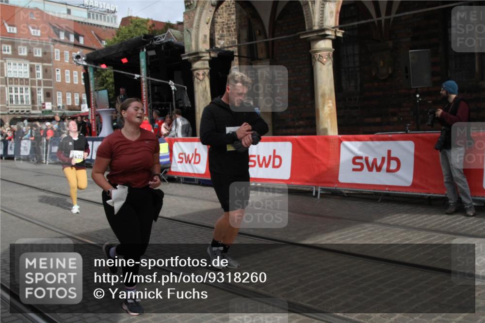 05.10.2025 - 20. swb-Marathon Bremen Yannick Fuchs http://msf.ph/oto/9318260 05.10.2025 11:18:20 Ziel 9348, 9465, 9477, 10198, 10575, 10994 meine-sportfotos.de