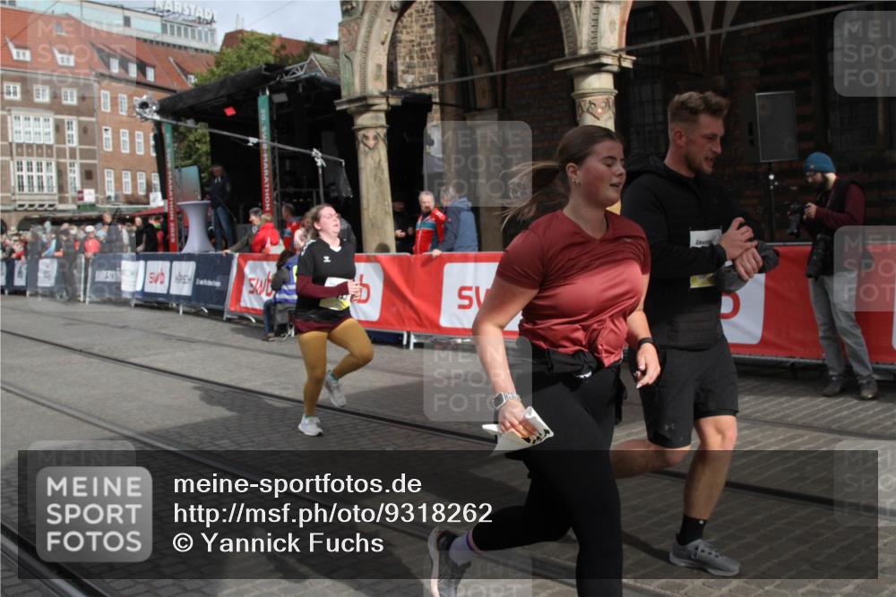 05.10.2025 - 20. swb-Marathon Bremen Yannick Fuchs http://msf.ph/oto/9318262 05.10.2025 11:18:21 Ziel 9348, 9465, 9477, 10198, 10575, 10994 meine-sportfotos.de