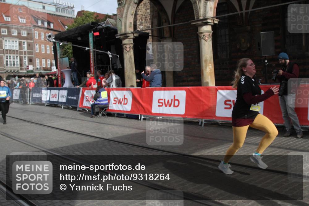 05.10.2025 - 20. swb-Marathon Bremen Yannick Fuchs http://msf.ph/oto/9318264 05.10.2025 11:18:22 Ziel 9348, 9465, 9477, 10198, 10575, 10994 meine-sportfotos.de
