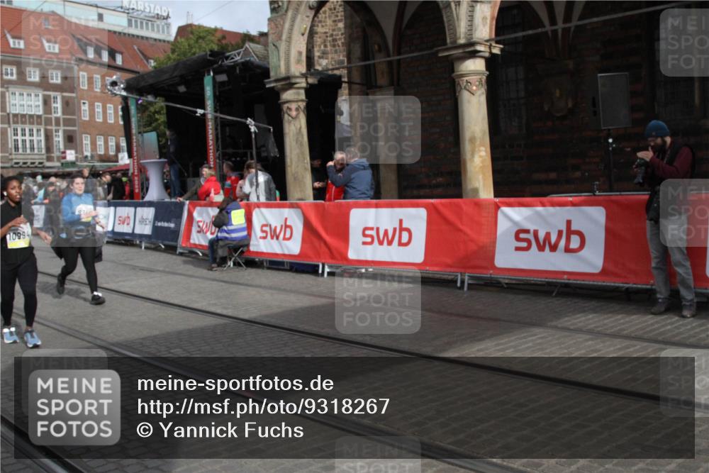 05.10.2025 - 20. swb-Marathon Bremen Yannick Fuchs http://msf.ph/oto/9318267 05.10.2025 11:18:23 Ziel 9348, 10198, 10994 meine-sportfotos.de