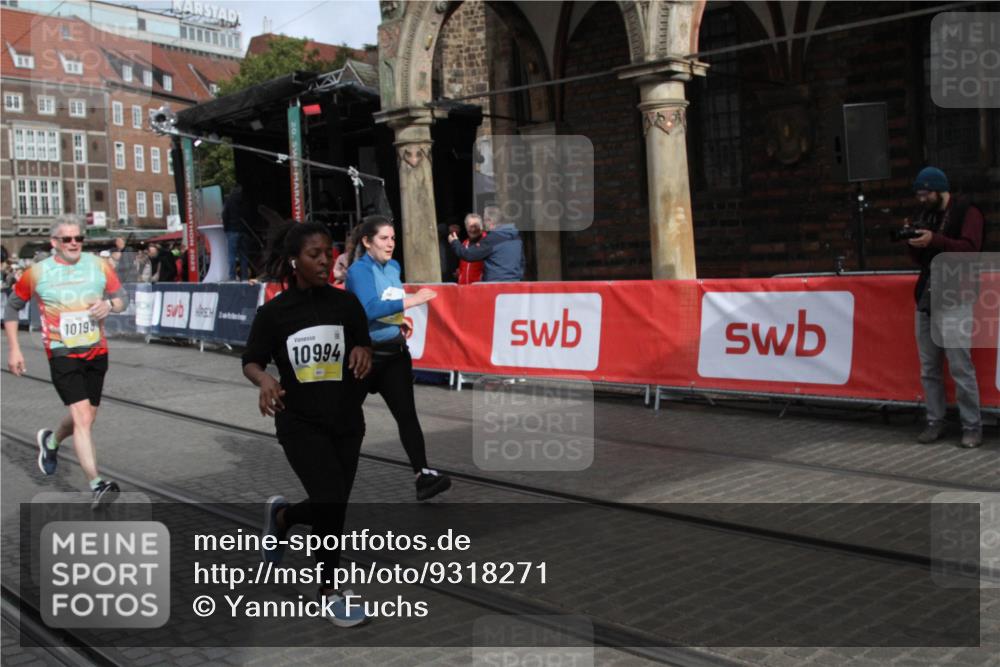 05.10.2025 - 20. swb-Marathon Bremen Yannick Fuchs http://msf.ph/oto/9318271 05.10.2025 11:18:24 Ziel 9348, 10198, 10994 meine-sportfotos.de