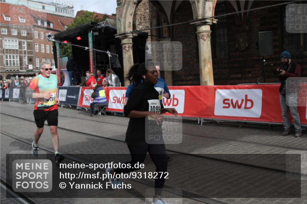 05.10.2025 - 20. swb-Marathon Bremen Yannick Fuchs http://msf.ph/oto/9318272 05.10.2025 11:18:24 Ziel 9348, 10198, 10994 meine-sportfotos.de