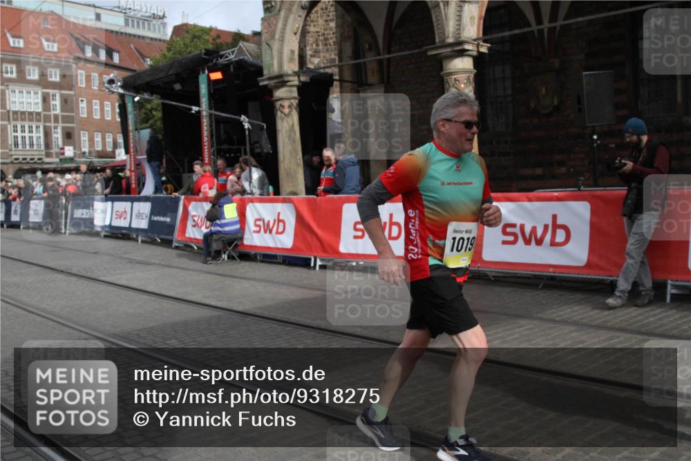 05.10.2025 - 20. swb-Marathon Bremen Yannick Fuchs http://msf.ph/oto/9318275 05.10.2025 11:18:25 Ziel 9348, 10198, 10994 meine-sportfotos.de