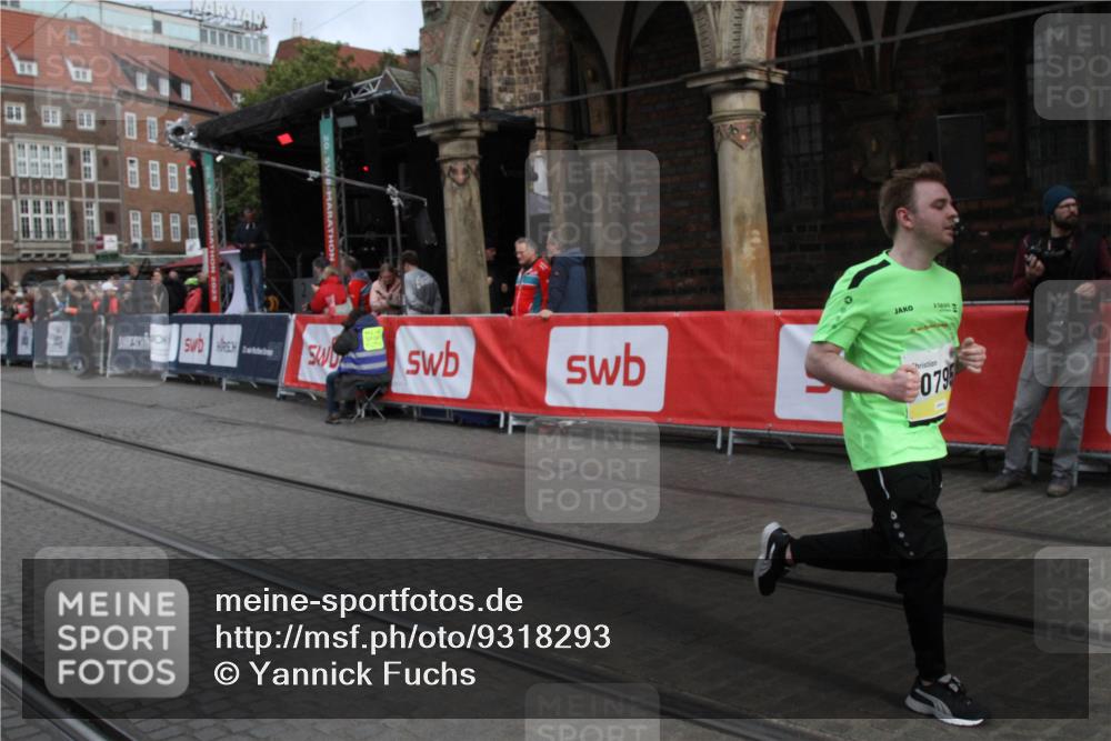 05.10.2025 - 20. swb-Marathon Bremen Yannick Fuchs http://msf.ph/oto/9318293 05.10.2025 11:18:31 Ziel 10795, 11043 meine-sportfotos.de