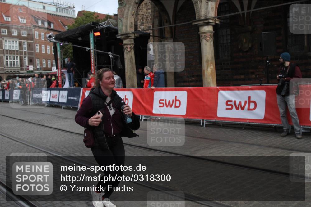 05.10.2025 - 20. swb-Marathon Bremen Yannick Fuchs http://msf.ph/oto/9318300 05.10.2025 11:18:34 Ziel 10076, 11043, 11690 meine-sportfotos.de