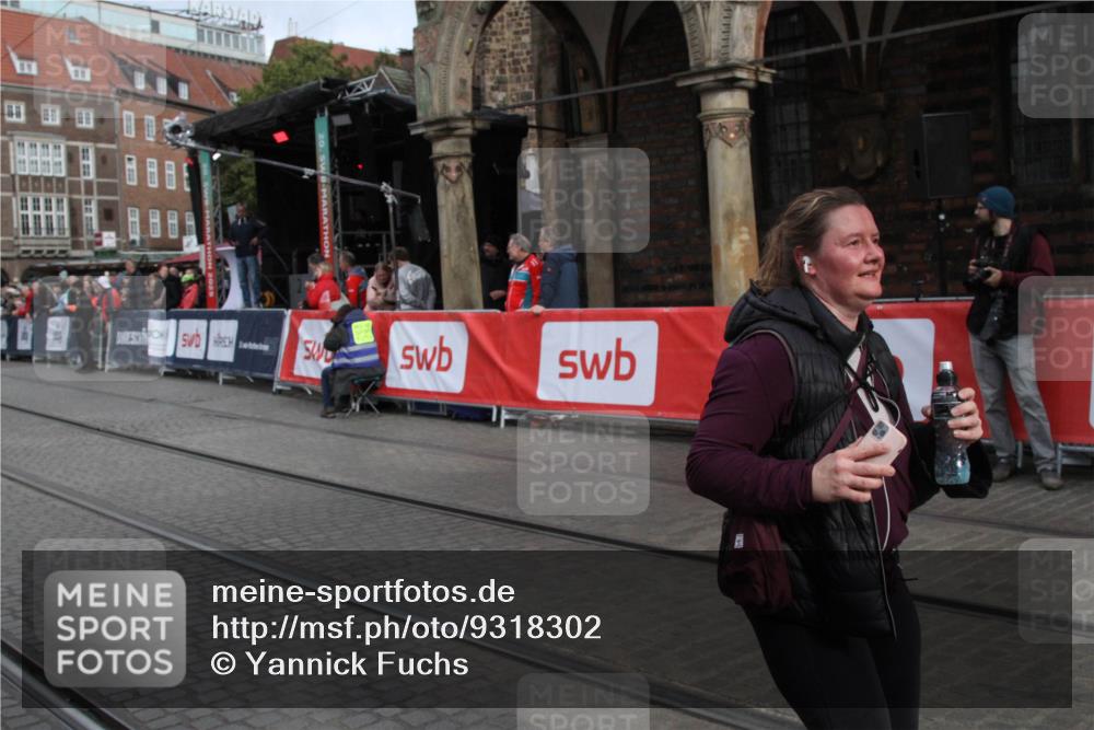 05.10.2025 - 20. swb-Marathon Bremen Yannick Fuchs http://msf.ph/oto/9318302 05.10.2025 11:18:34 Ziel 10076, 11043, 11690 meine-sportfotos.de