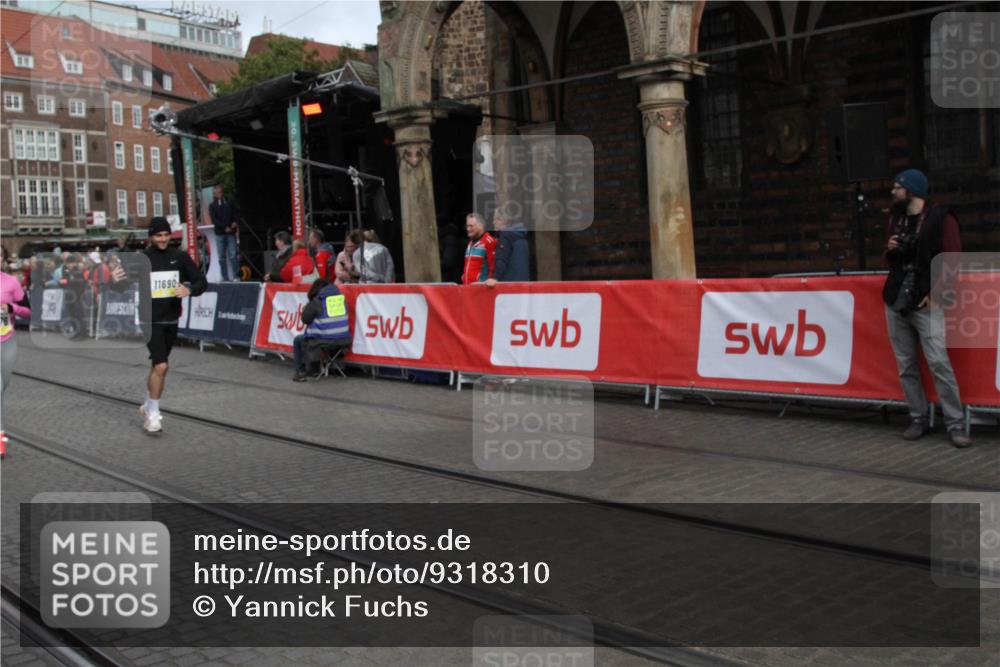 05.10.2025 - 20. swb-Marathon Bremen Yannick Fuchs http://msf.ph/oto/9318310 05.10.2025 11:18:37 Ziel 10076, 10472, 11690 meine-sportfotos.de