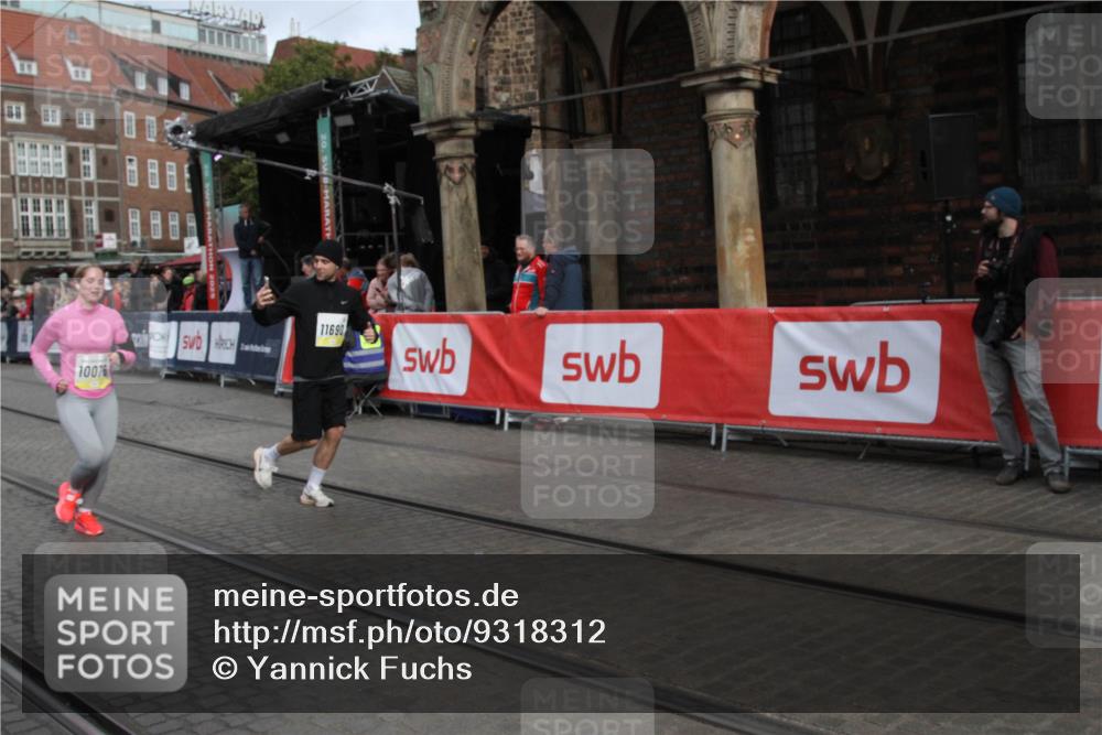 05.10.2025 - 20. swb-Marathon Bremen Yannick Fuchs http://msf.ph/oto/9318312 05.10.2025 11:18:38 Ziel 10076, 10472, 11690 meine-sportfotos.de