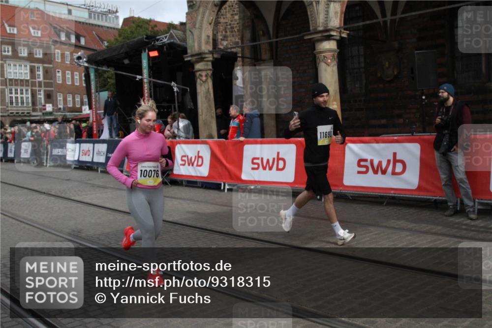 05.10.2025 - 20. swb-Marathon Bremen Yannick Fuchs http://msf.ph/oto/9318315 05.10.2025 11:18:39 Ziel 10076, 10472, 11690 meine-sportfotos.de