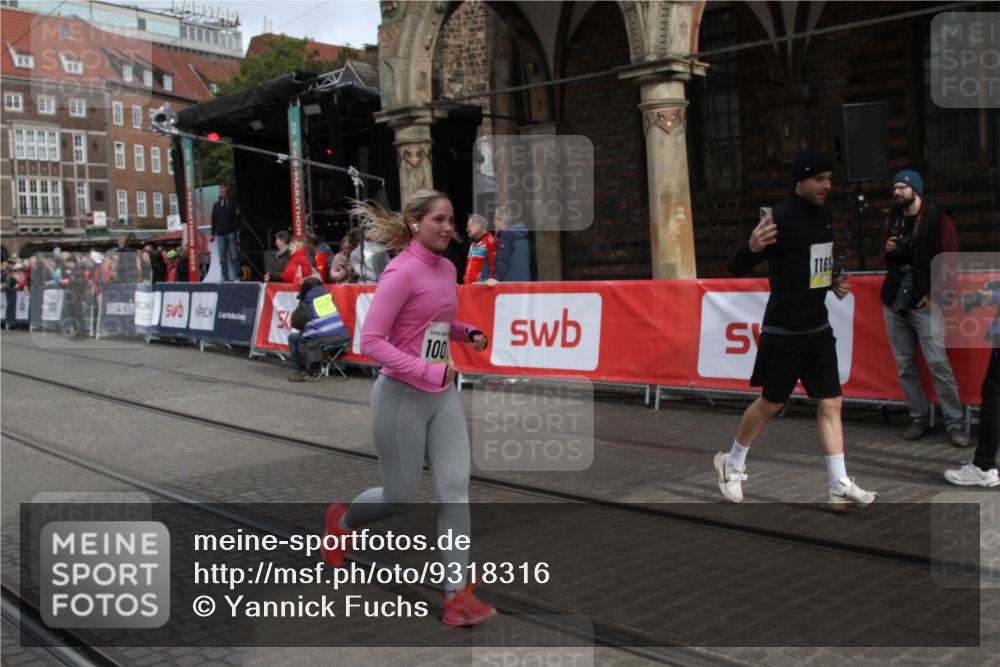 05.10.2025 - 20. swb-Marathon Bremen Yannick Fuchs http://msf.ph/oto/9318316 05.10.2025 11:18:39 Ziel 10076, 10472, 11690 meine-sportfotos.de