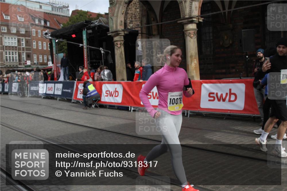 05.10.2025 - 20. swb-Marathon Bremen Yannick Fuchs http://msf.ph/oto/9318317 05.10.2025 11:18:39 Ziel 10076, 10472, 11690 meine-sportfotos.de