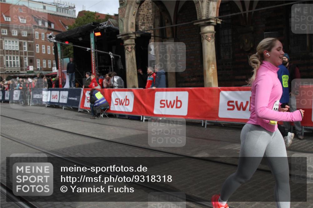 05.10.2025 - 20. swb-Marathon Bremen Yannick Fuchs http://msf.ph/oto/9318318 05.10.2025 11:18:40 Ziel 10076, 10472, 11690 meine-sportfotos.de