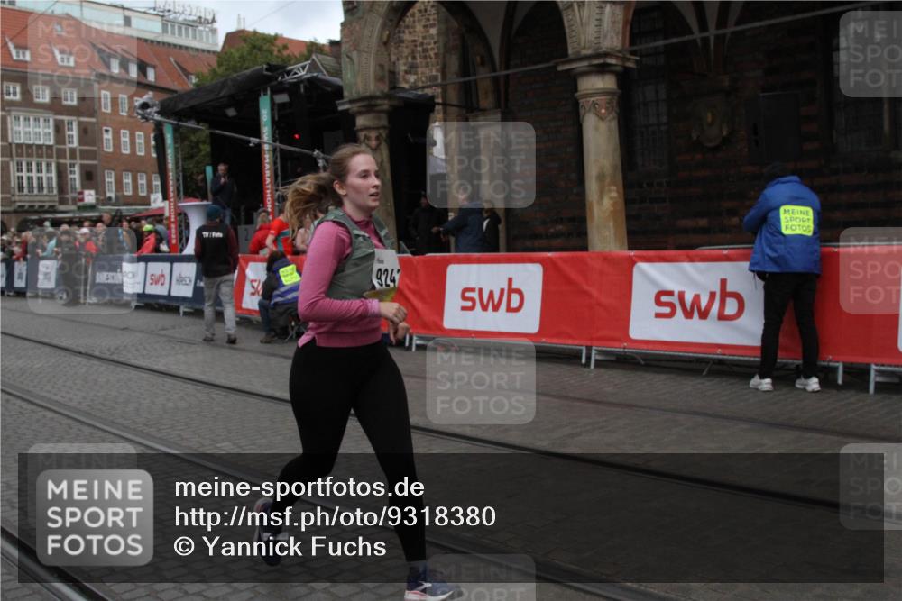 05.10.2025 - 20. swb-Marathon Bremen Yannick Fuchs http://msf.ph/oto/9318380 05.10.2025 11:19:19 Ziel 9247, 10488 meine-sportfotos.de