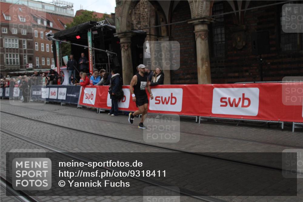 05.10.2025 - 20. swb-Marathon Bremen Yannick Fuchs http://msf.ph/oto/9318411 05.10.2025 11:23:53 Ziel  meine-sportfotos.de