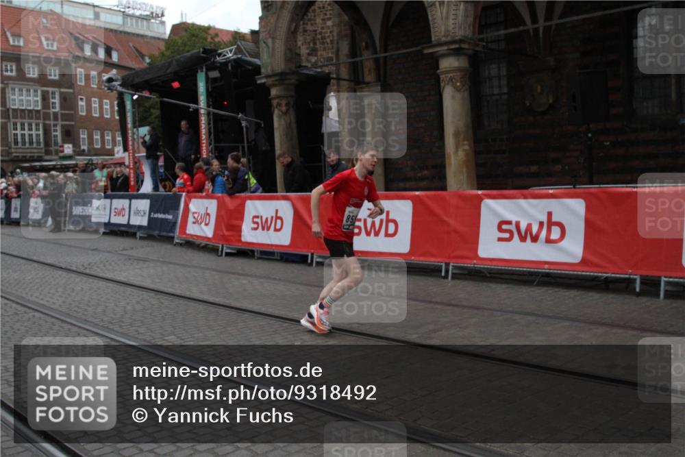05.10.2025 - 20. swb-Marathon Bremen Yannick Fuchs http://msf.ph/oto/9318492 05.10.2025 11:25:15 Ziel  meine-sportfotos.de