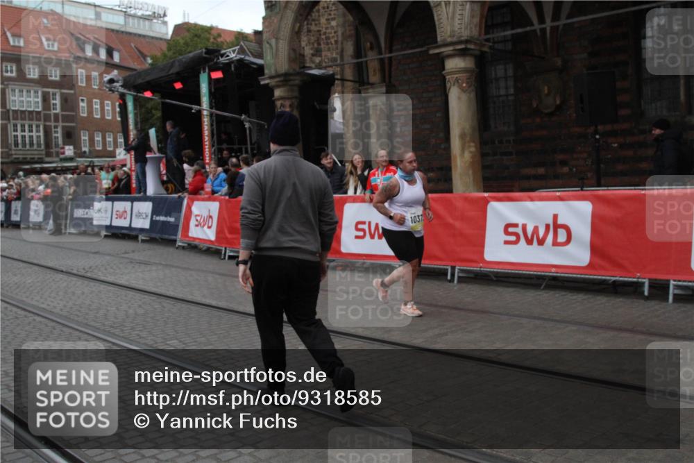 05.10.2025 - 20. swb-Marathon Bremen Yannick Fuchs http://msf.ph/oto/9318585 05.10.2025 11:26:18 Ziel 10373 meine-sportfotos.de
