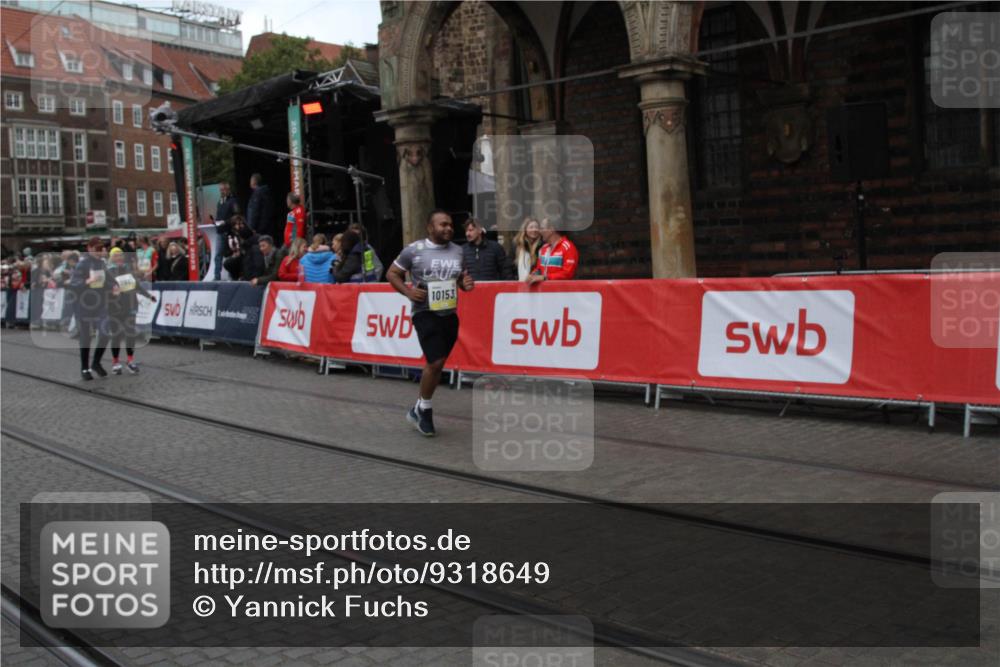05.10.2025 - 20. swb-Marathon Bremen Yannick Fuchs http://msf.ph/oto/9318649 05.10.2025 11:26:57 Ziel 10153, 11697, 11698 meine-sportfotos.de