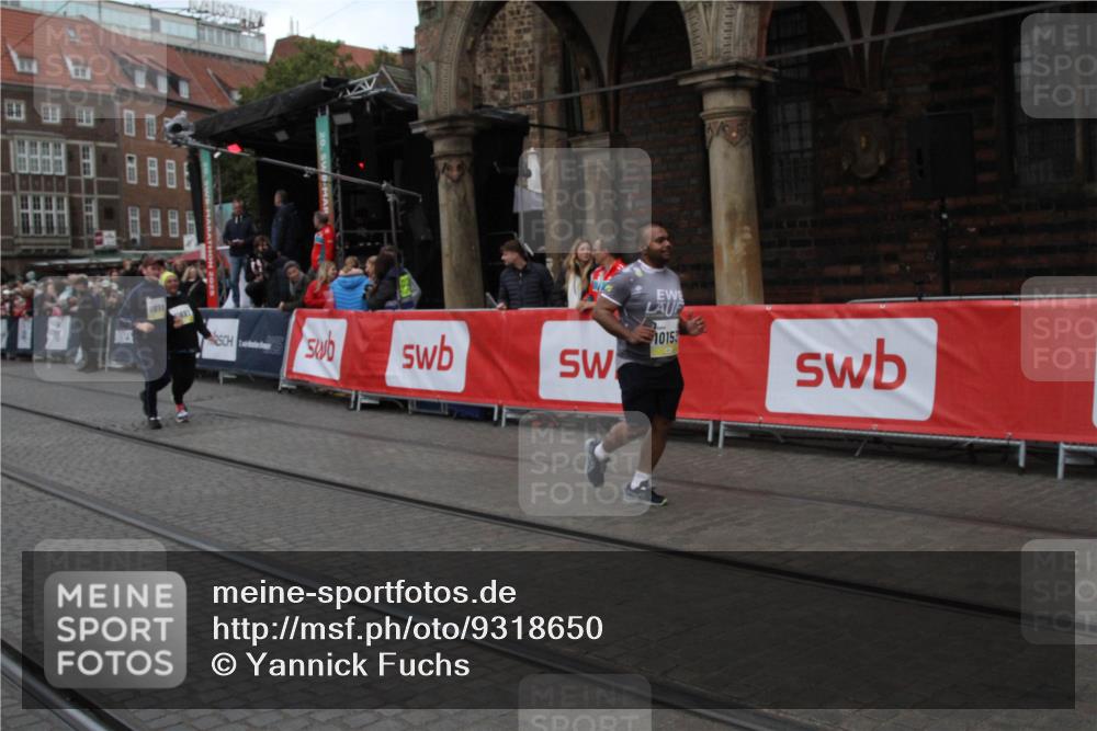 05.10.2025 - 20. swb-Marathon Bremen Yannick Fuchs http://msf.ph/oto/9318650 05.10.2025 11:26:58 Ziel 10153, 11697, 11698 meine-sportfotos.de