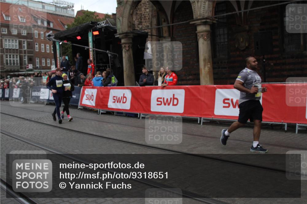 05.10.2025 - 20. swb-Marathon Bremen Yannick Fuchs http://msf.ph/oto/9318651 05.10.2025 11:26:58 Ziel 10153, 11697, 11698 meine-sportfotos.de