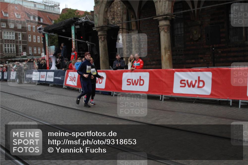 05.10.2025 - 20. swb-Marathon Bremen Yannick Fuchs http://msf.ph/oto/9318653 05.10.2025 11:26:59 Ziel 10153, 11697, 11698 meine-sportfotos.de