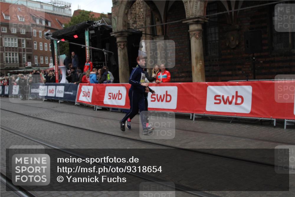 05.10.2025 - 20. swb-Marathon Bremen Yannick Fuchs http://msf.ph/oto/9318654 05.10.2025 11:27:00 Ziel 10153, 11697, 11698 meine-sportfotos.de