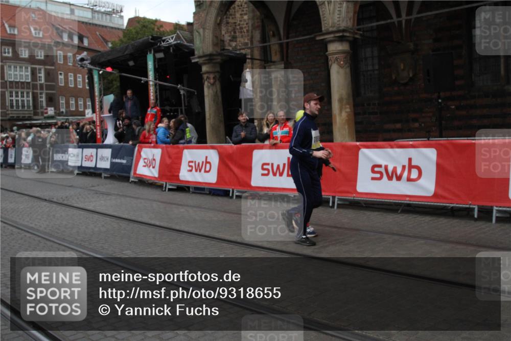 05.10.2025 - 20. swb-Marathon Bremen Yannick Fuchs http://msf.ph/oto/9318655 05.10.2025 11:27:00 Ziel 10153, 11697, 11698 meine-sportfotos.de