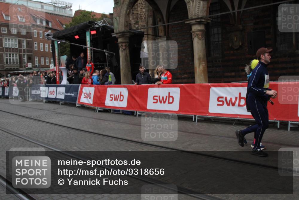 05.10.2025 - 20. swb-Marathon Bremen Yannick Fuchs http://msf.ph/oto/9318656 05.10.2025 11:27:01 Ziel 11697, 11698 meine-sportfotos.de