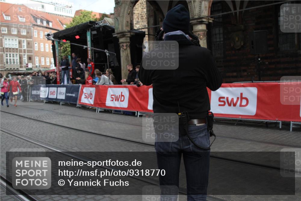 05.10.2025 - 20. swb-Marathon Bremen Yannick Fuchs http://msf.ph/oto/9318770 05.10.2025 11:28:55 Ziel 10579, 11313, 11314 meine-sportfotos.de