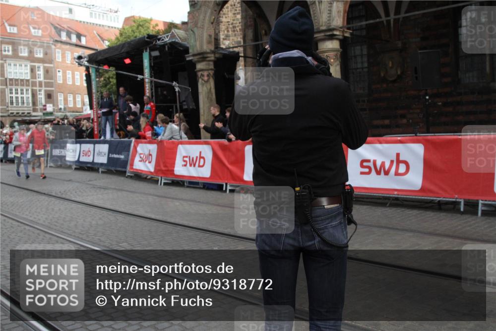 05.10.2025 - 20. swb-Marathon Bremen Yannick Fuchs http://msf.ph/oto/9318772 05.10.2025 11:28:56 Ziel 10579, 11313, 11314 meine-sportfotos.de