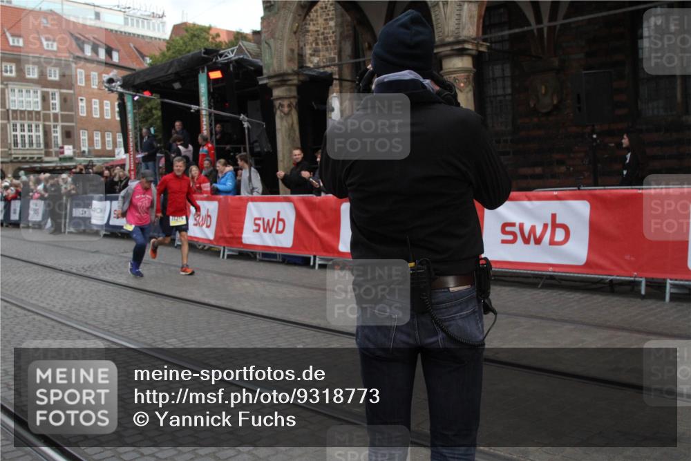 05.10.2025 - 20. swb-Marathon Bremen Yannick Fuchs http://msf.ph/oto/9318773 05.10.2025 11:28:58 Ziel 10579, 11313, 11314 meine-sportfotos.de