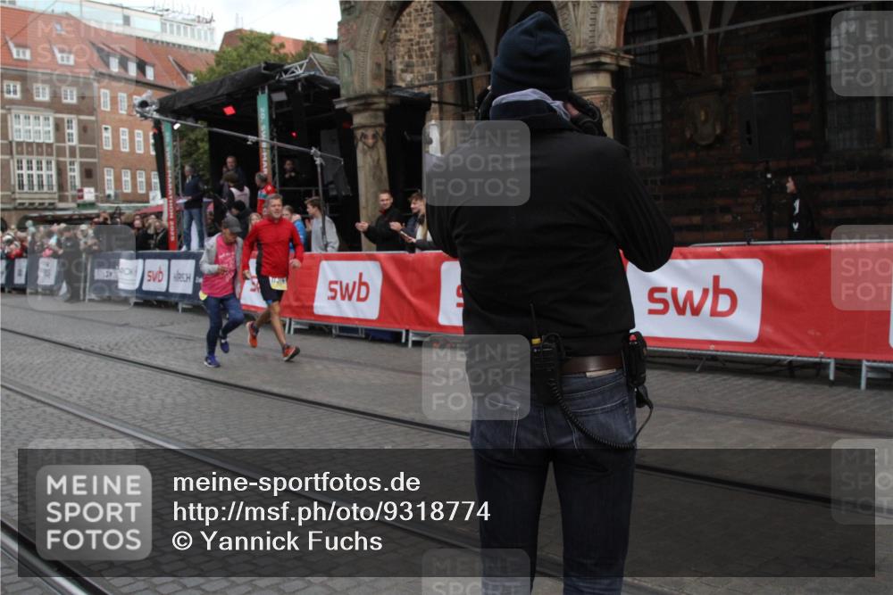 05.10.2025 - 20. swb-Marathon Bremen Yannick Fuchs http://msf.ph/oto/9318774 05.10.2025 11:28:58 Ziel 10579, 11313, 11314 meine-sportfotos.de