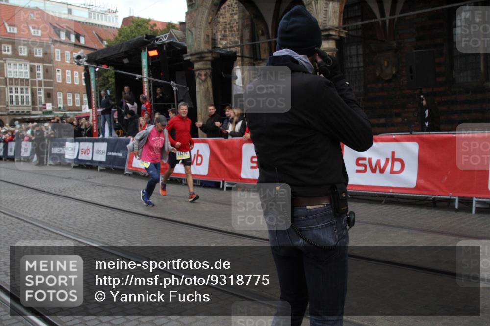 05.10.2025 - 20. swb-Marathon Bremen Yannick Fuchs http://msf.ph/oto/9318775 05.10.2025 11:28:59 Ziel 10579, 11313, 11314 meine-sportfotos.de