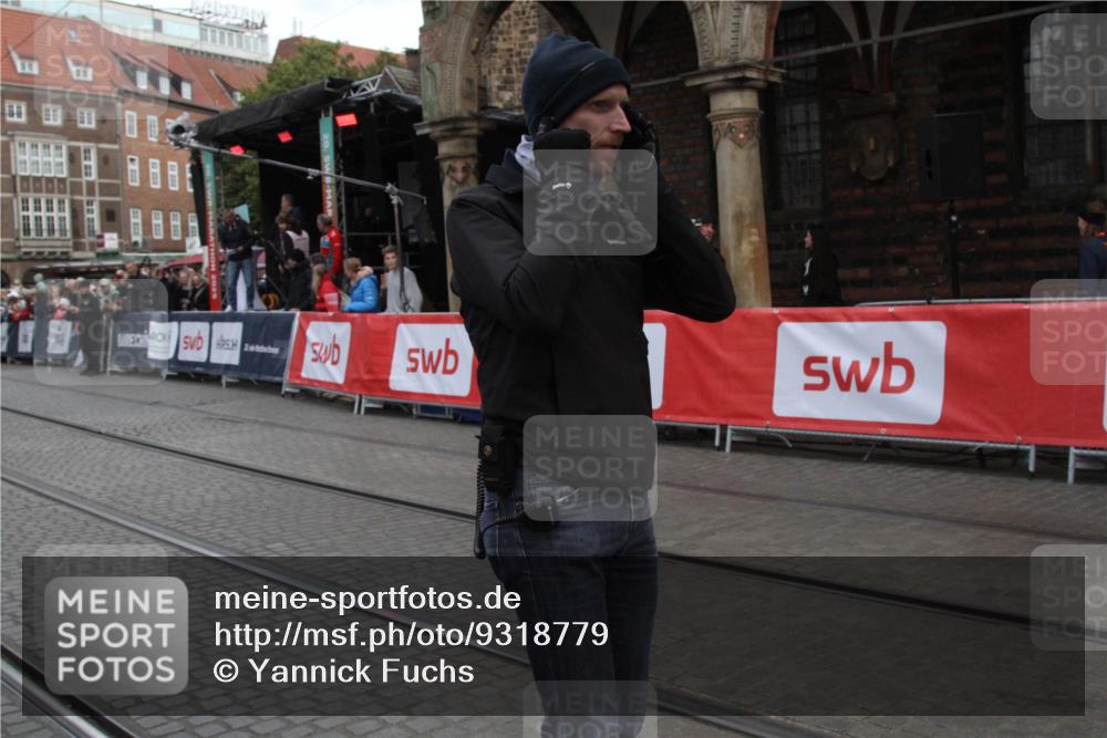05.10.2025 - 20. swb-Marathon Bremen Yannick Fuchs http://msf.ph/oto/9318779 05.10.2025 11:29:01 Ziel 11313, 11314 meine-sportfotos.de