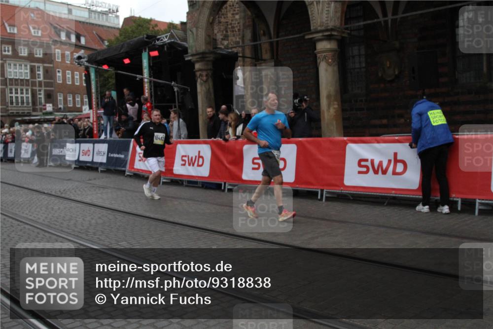 05.10.2025 - 20. swb-Marathon Bremen Yannick Fuchs http://msf.ph/oto/9318838 05.10.2025 11:29:25 Ziel 9257, 10482 meine-sportfotos.de