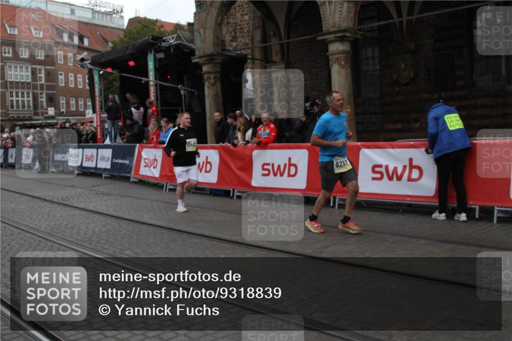 05.10.2025 - 20. swb-Marathon Bremen Yannick Fuchs http://msf.ph/oto/9318839 05.10.2025 11:29:25 Ziel 9257, 10482 meine-sportfotos.de