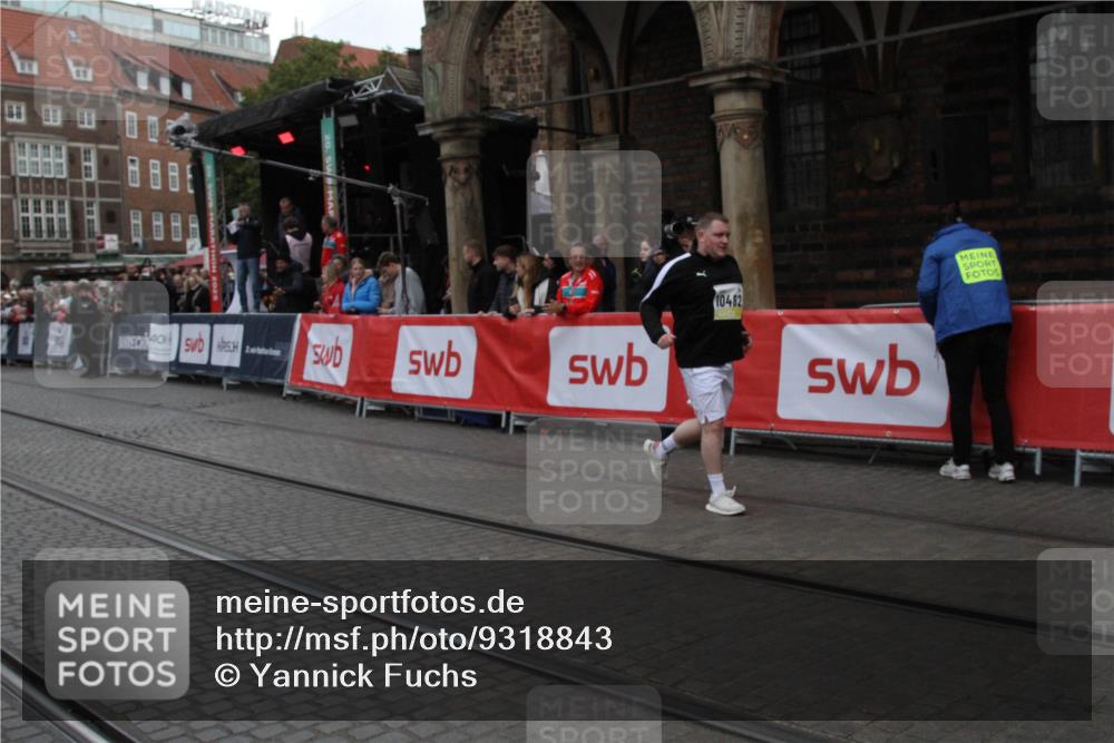 05.10.2025 - 20. swb-Marathon Bremen Yannick Fuchs http://msf.ph/oto/9318843 05.10.2025 11:29:26 Ziel 9257, 10482 meine-sportfotos.de