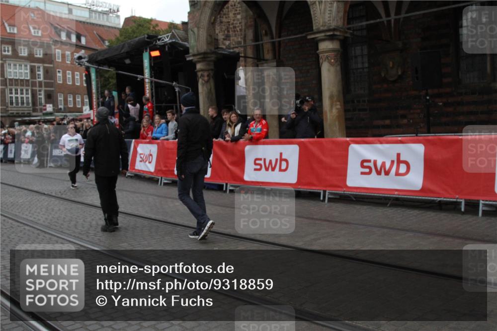 05.10.2025 - 20. swb-Marathon Bremen Yannick Fuchs http://msf.ph/oto/9318859 05.10.2025 11:29:32 Ziel 10401 meine-sportfotos.de