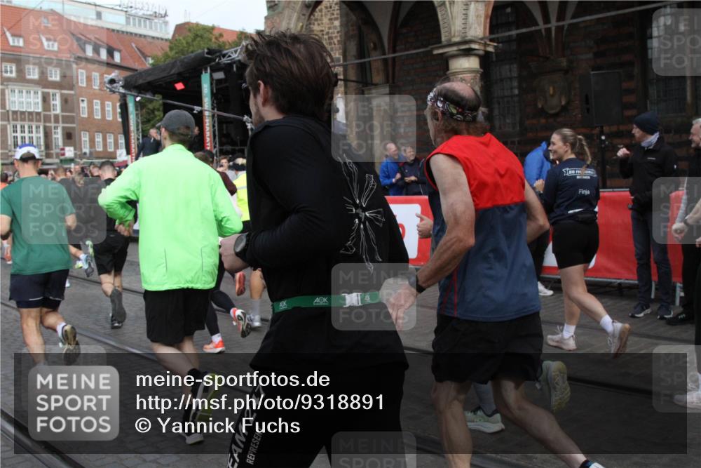 05.10.2025 - 20. swb-Marathon Bremen Yannick Fuchs http://msf.ph/oto/9318891 05.10.2025 11:32:29 Ziel  meine-sportfotos.de