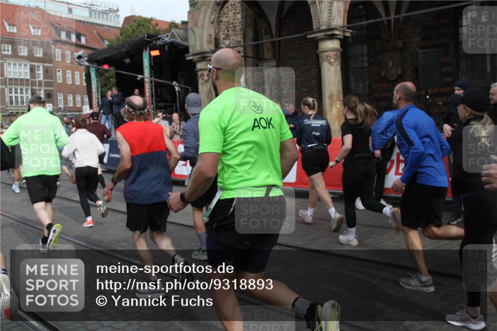 05.10.2025 - 20. swb-Marathon Bremen Yannick Fuchs http://msf.ph/oto/9318893 05.10.2025 11:32:30 Ziel  meine-sportfotos.de